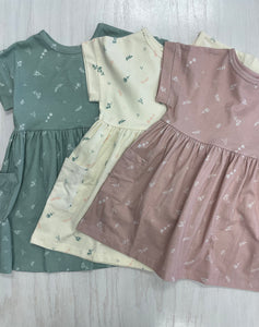 Breathable, high-quality girl's dresses with pockets.